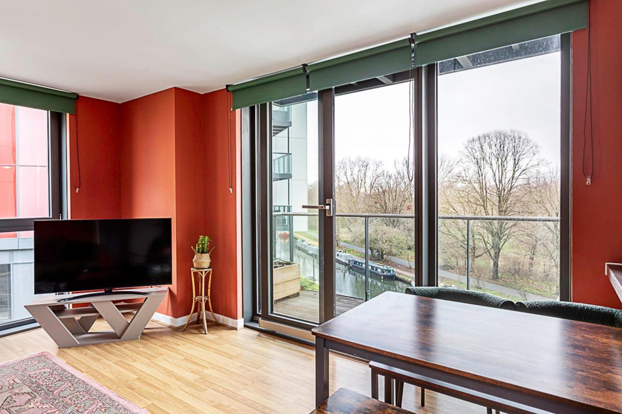 Vibrant And Modern With Canal Views * Londra
