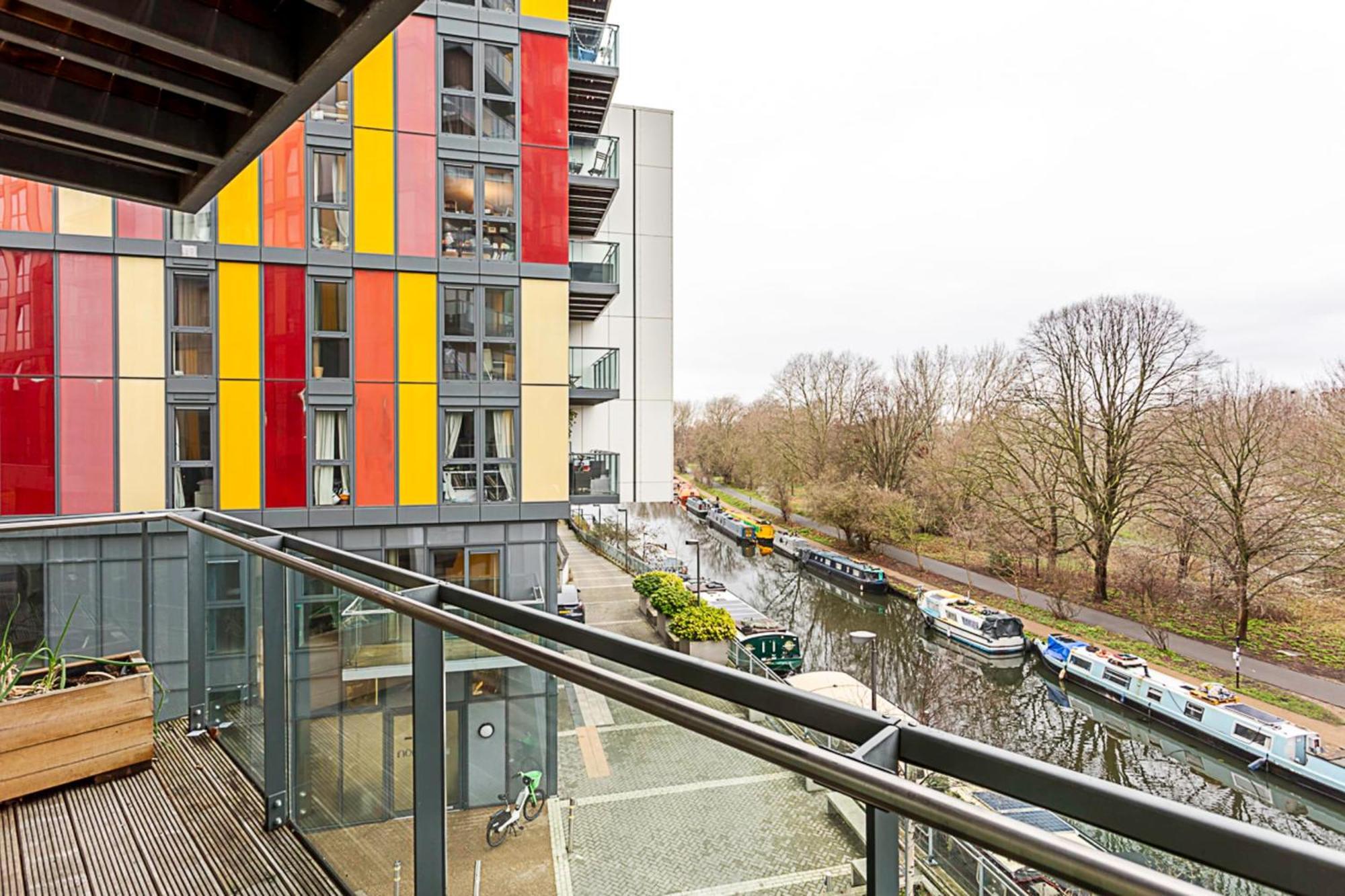 Vibrant And Modern With Canal Views Appartamento Londra