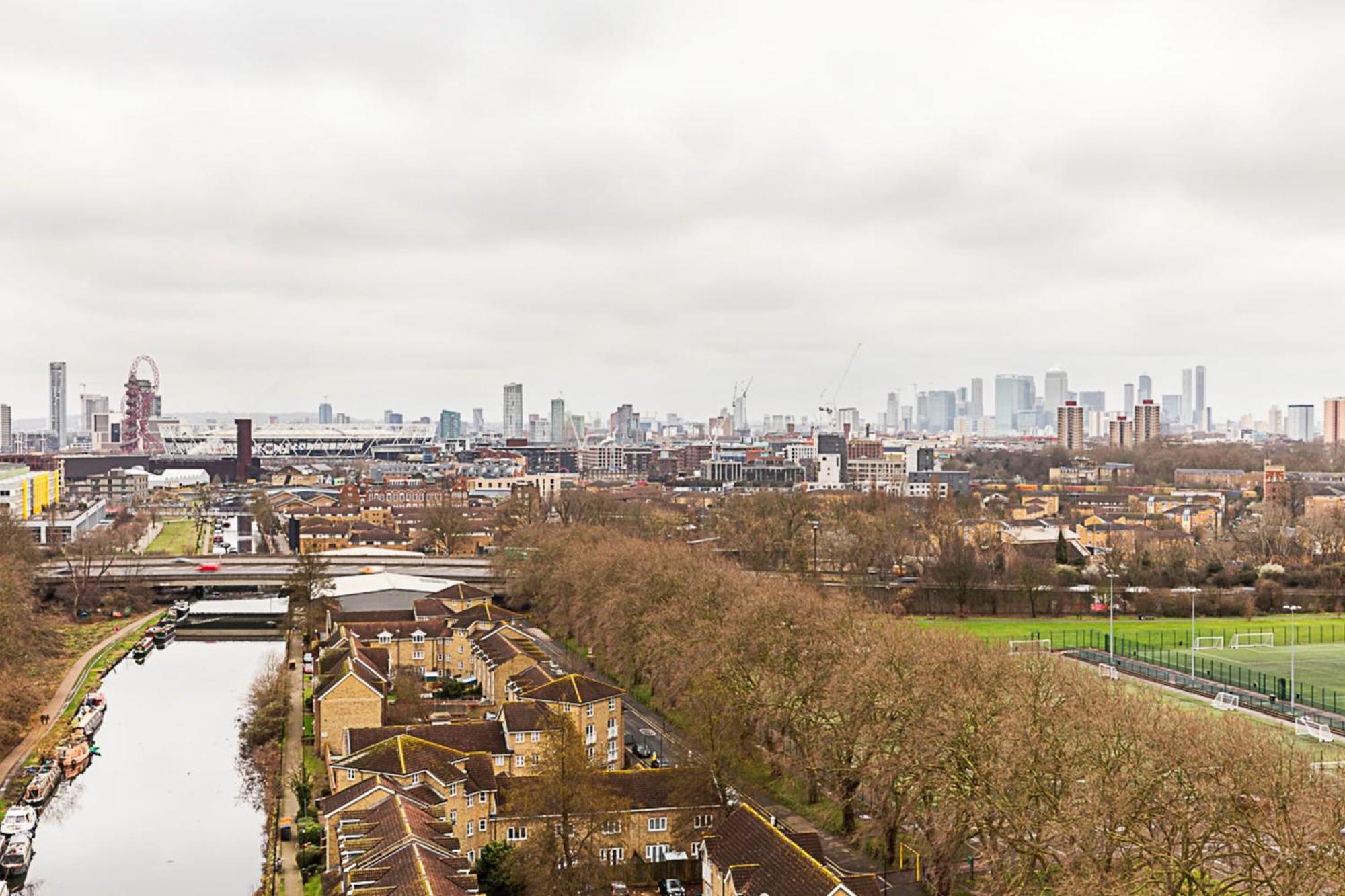 Vibrant And Modern With Canal Views * Londra