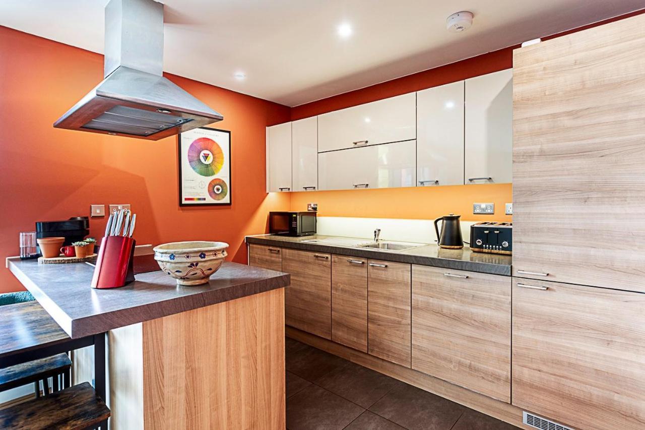 Vibrant And Modern With Canal Views Londra