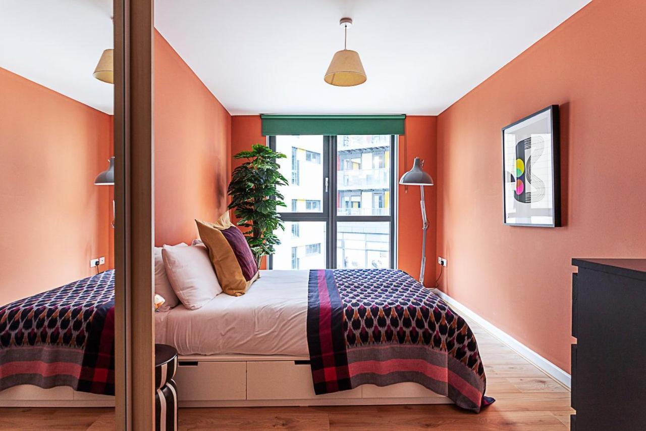 Vibrant And Modern With Canal Views Londra