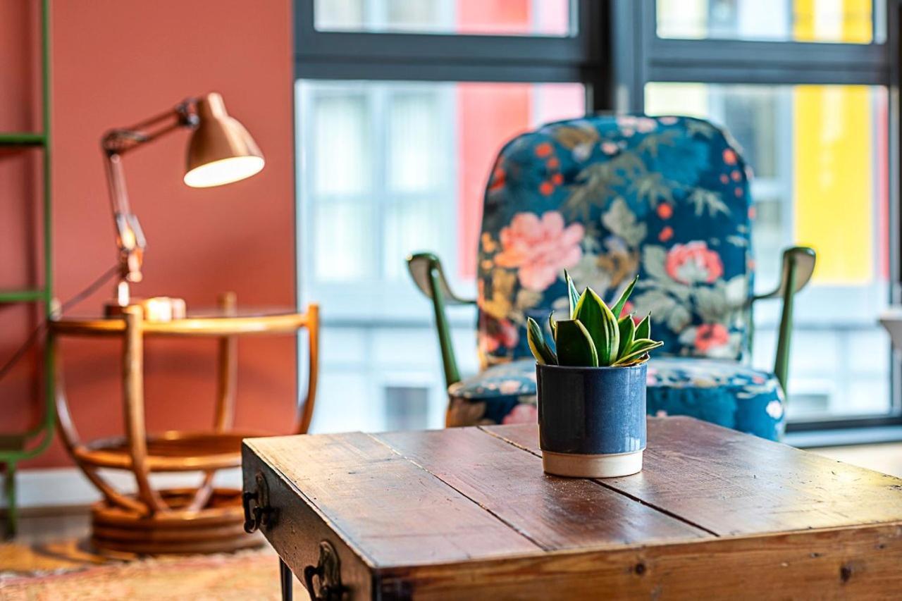 Vibrant And Modern With Canal Views Londra