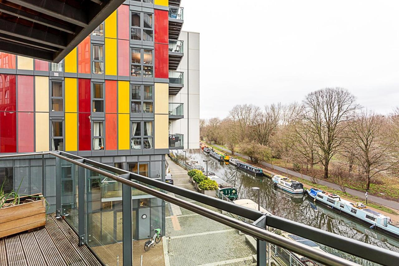 Vibrant And Modern With Canal Views Londra